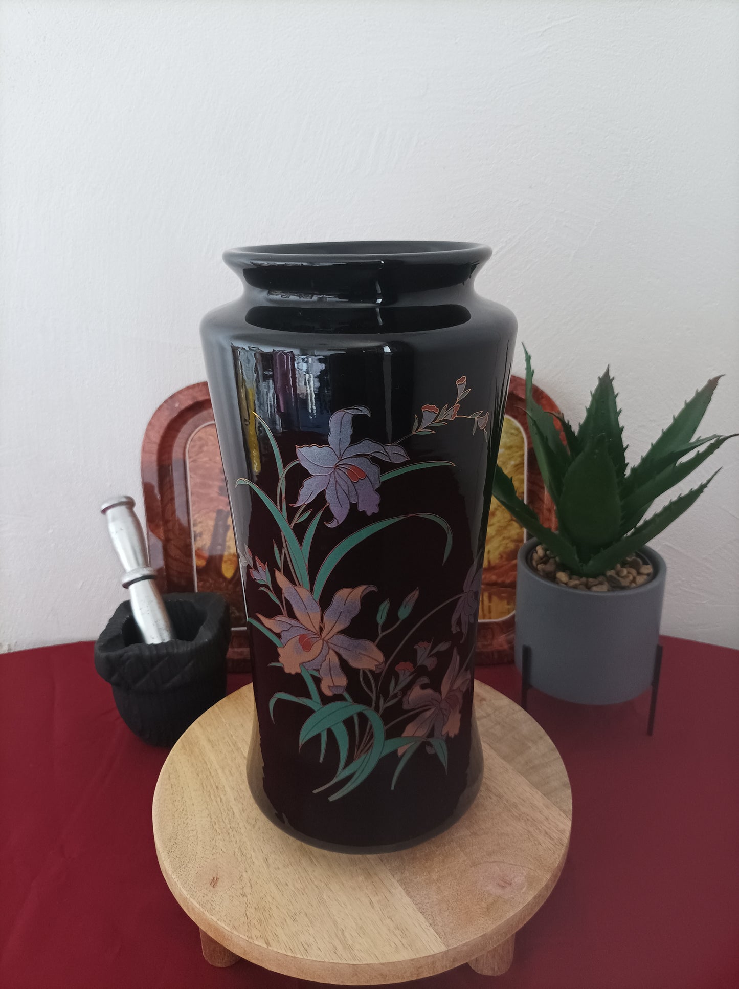 Vase noir fleuri en céramique