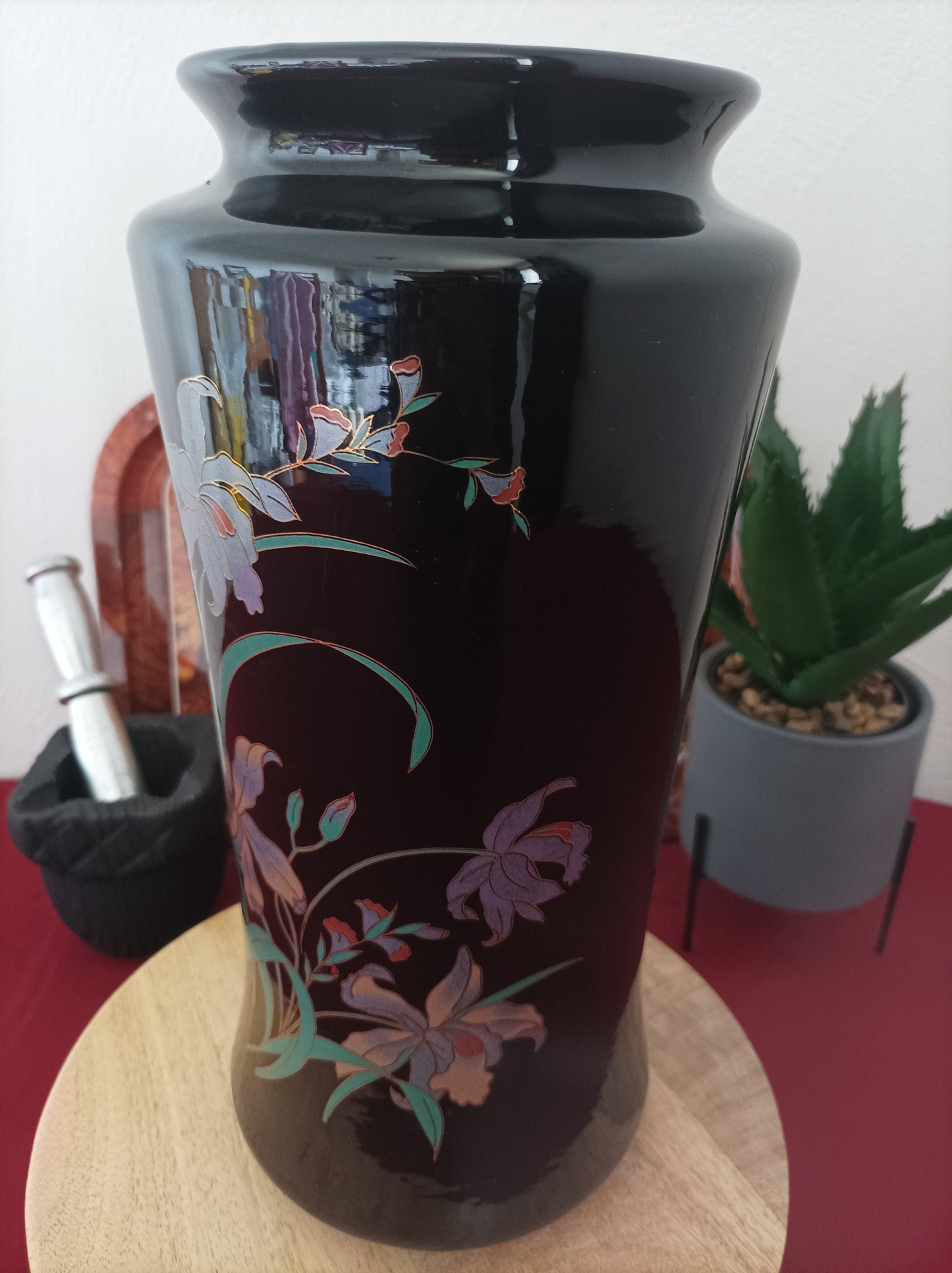 Vase noir fleuri en céramique
